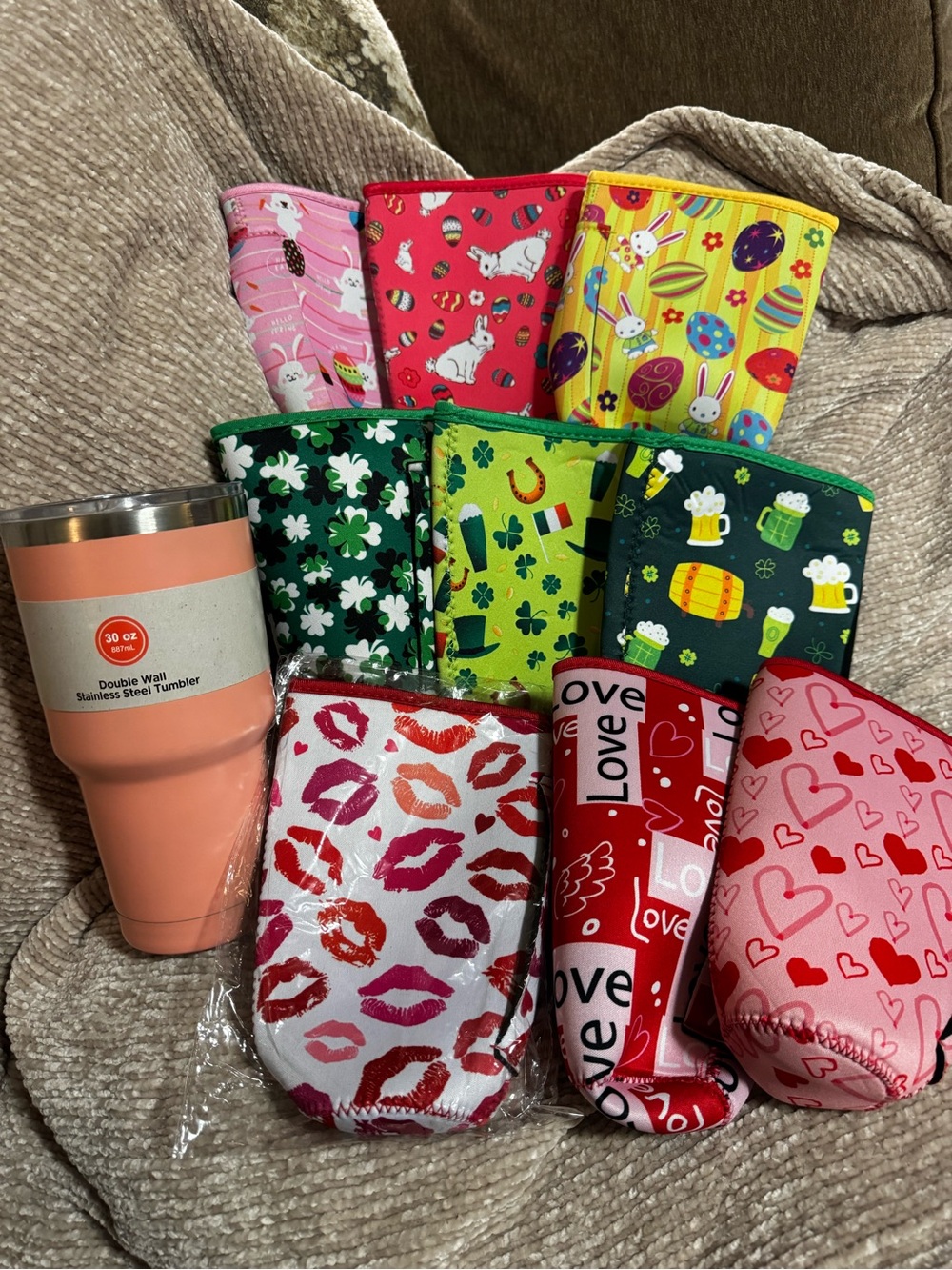 One 30oz cup and 9 neoprene holiday cup sleeves
